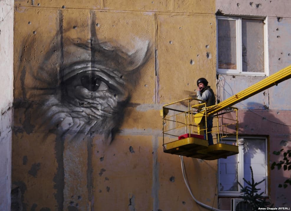 Guido van Helten at work